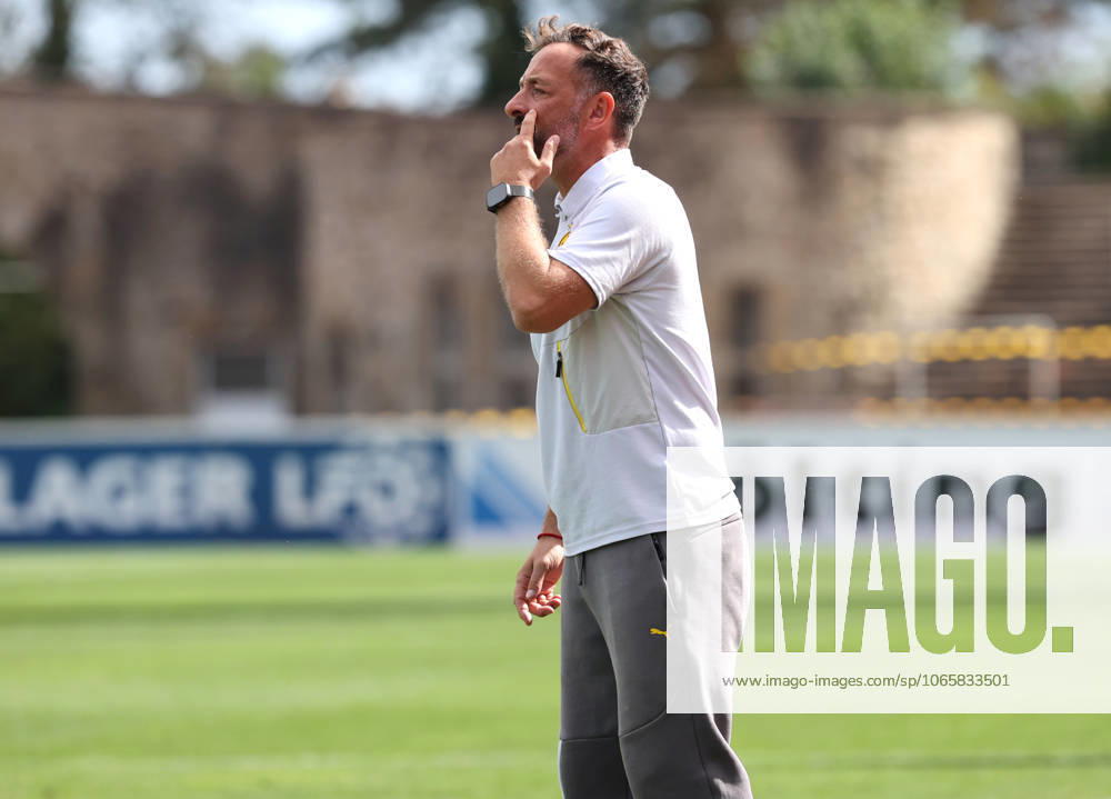 Samstag 30.08.2025, Saison 2025 26, Regionalliga West, 6. Spieltag im Stadion Rote Erde Dortmund, BVB Borussia Dortmund II - Borussia Mönchengladbach U23, Daniel Rios (Trainer, BVB II) gibt Anweisungen an sein Team