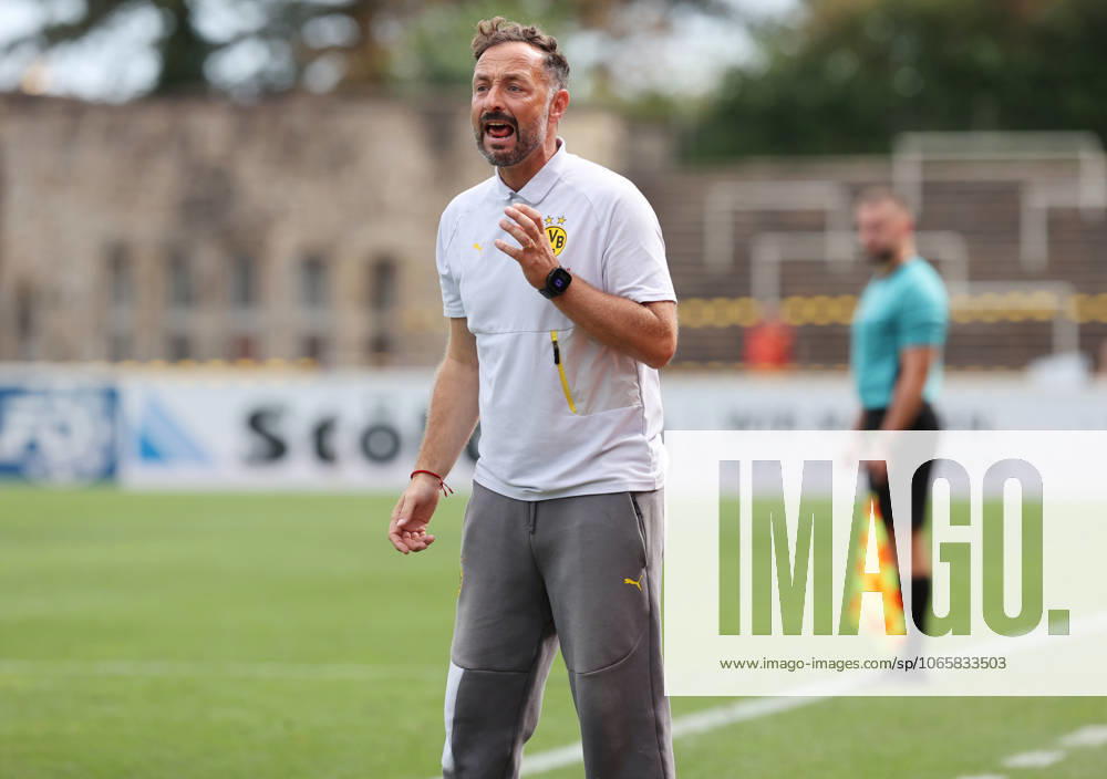 Samstag 30.08.2025, Saison 2025 26, Regionalliga West, 6. Spieltag im Stadion Rote Erde Dortmund, BVB Borussia Dortmund II - Borussia Mönchengladbach U23, Daniel Rios (Trainer, BVB II) gibt Anweisungen an sein Team