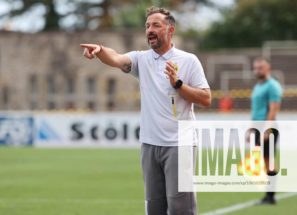Samstag 30.08.2025, Saison 2025 26, Regionalliga West, 6. Spieltag im Stadion Rote Erde Dortmund, BVB Borussia Dortmund II - Borussia Mönchengladbach U23, Daniel Rios (Trainer, BVB II) gibt Anweisungen an sein Team