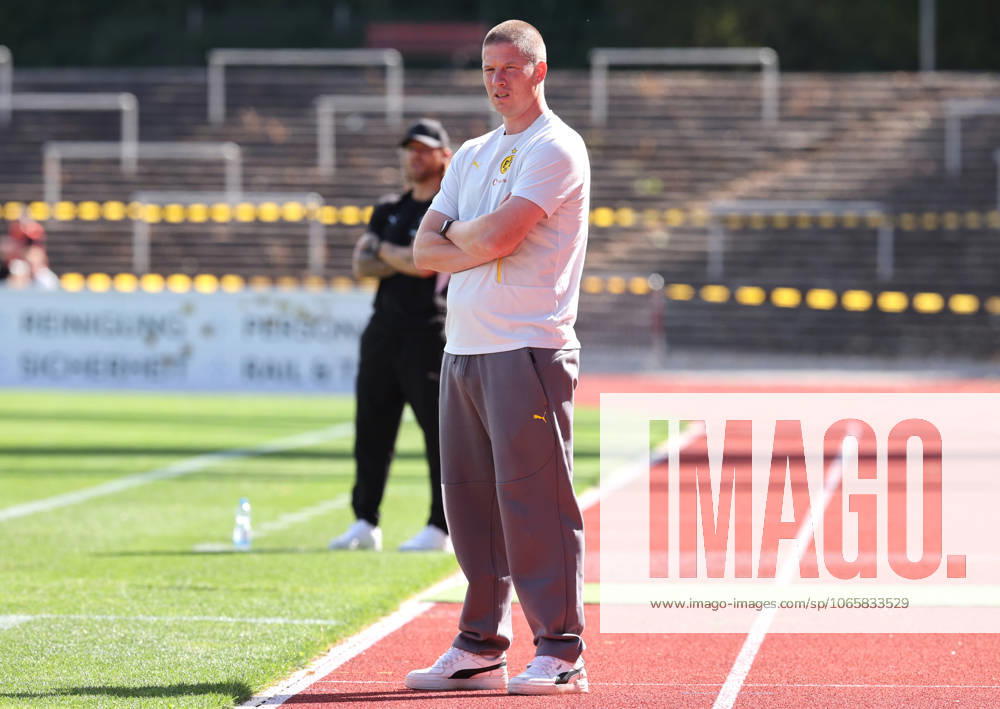 Samstag 30.08.2025, Saison 2025 26, Regionalliga West, 6. Spieltag im Stadion Rote Erde Dortmund, BVB Borussia Dortmund II - Borussia Mönchengladbach U23, Mike Tullberg (Trainer, BVB II) mit verschränkten Armen