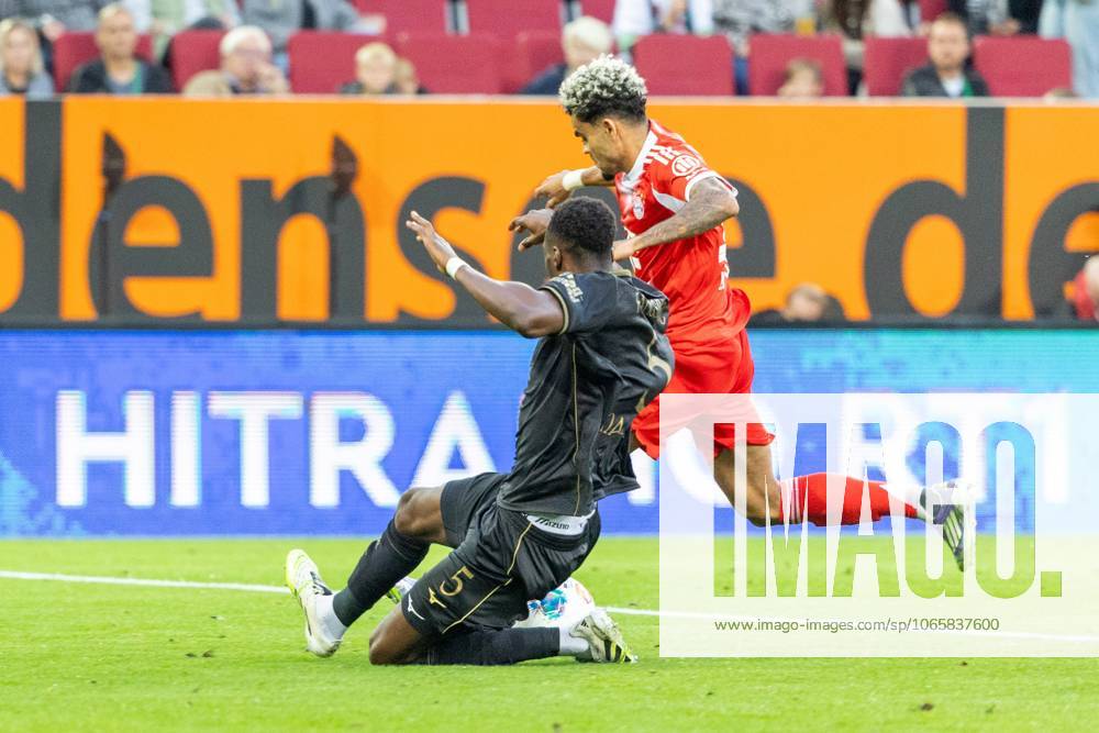 Chrislain Matsima (FC Augsburg) und Luis Diaz (FC Bayern Muenchen) v-l im Zweikampf, FC Augsburg vs. FC Bayern Muenchen, Fussball, 1. Bundesliga, 2. Spieltag, 30.08.2025 DFB regulations prohibit any use of photographs as image sequences and or quasi-video