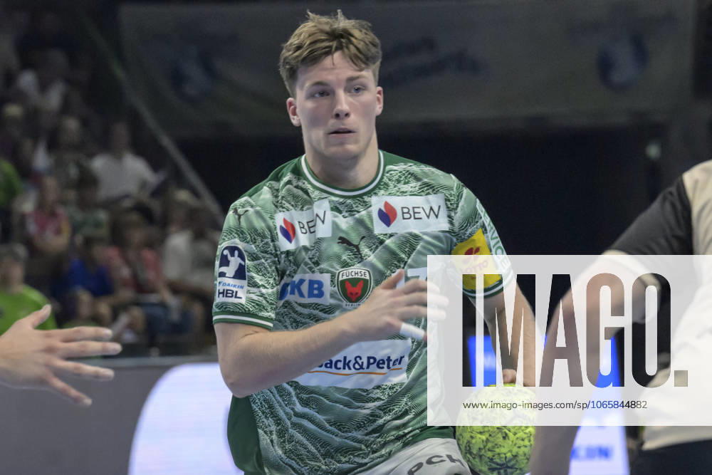 Im Bild v.l.: Nils Lichtlein (Fuechse Berlin),Zweikampf, Action, Kampf, kaempft um den Ball, GER, Berlin, Handball, Fuechse Berlin vs Bergischer HC, DAIKIN Handball-Bundesliga, in der Max Schmeling Halle, 31.08.2025,