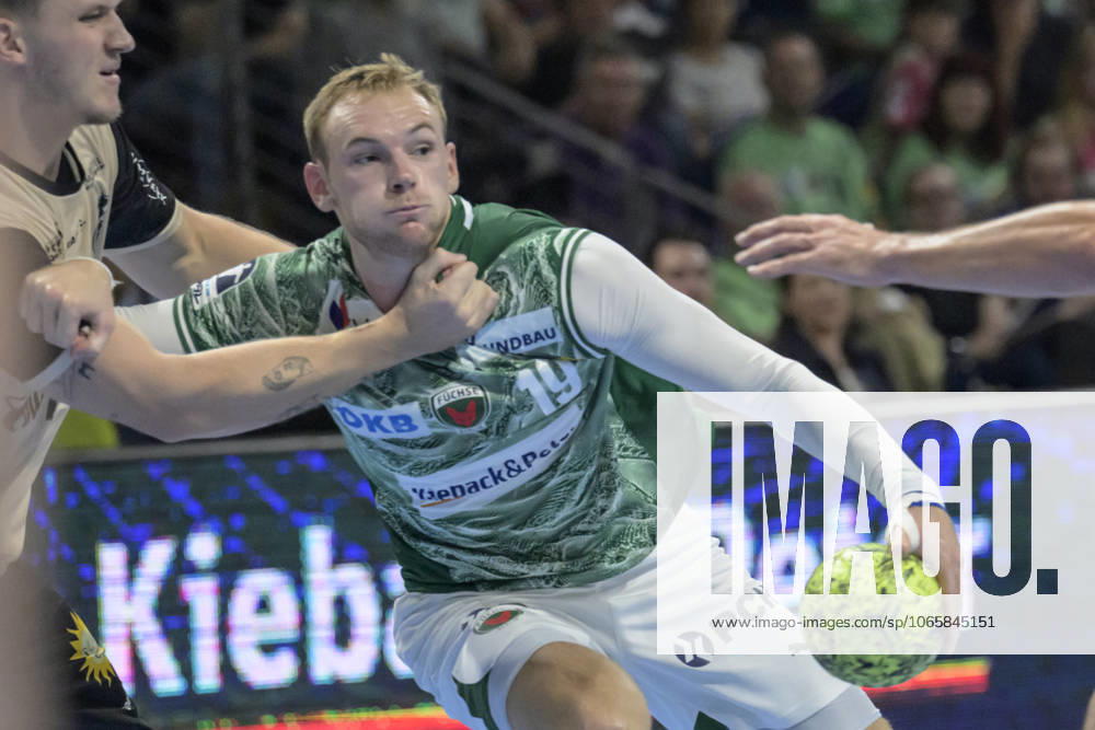Im Bild v.l.: Mathias Gidsel (Fuechse Berlin), Action, Kampf, kaempft um den Ball, GER, Berlin, Handball, Fuechse Berlin vs Bergischer HC, DAIKIN Handball-Bundesliga, in der Max Schmeling Halle, 31.08.2025,