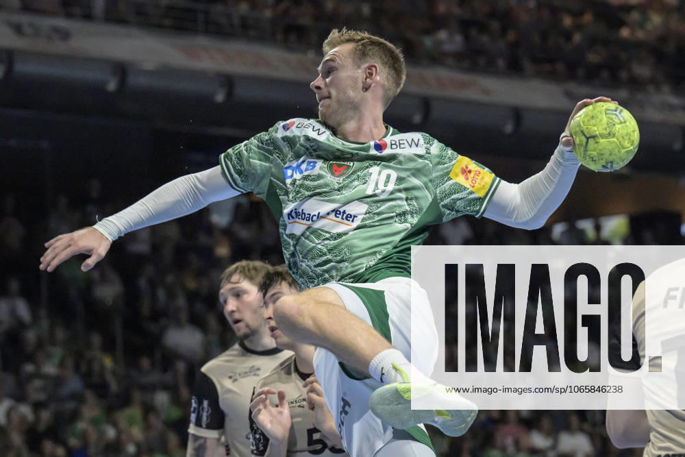 Im Bild v.l.: Mathias Gidsel (Fuechse Berlin), Action, Kampf, kaempft um den Ball, GER, Berlin, Handball, Fuechse Berlin vs Bergischer HC, DAIKIN Handball-Bundesliga, in der Max Schmeling Halle, 31.08.2025,