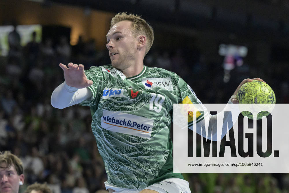Im Bild v.l.: Mathias Gidsel (Fuechse Berlin), Action, Kampf, kaempft um den Ball, GER, Berlin, Handball, Fuechse Berlin vs Bergischer HC, DAIKIN Handball-Bundesliga, in der Max Schmeling Halle, 31.08.2025,