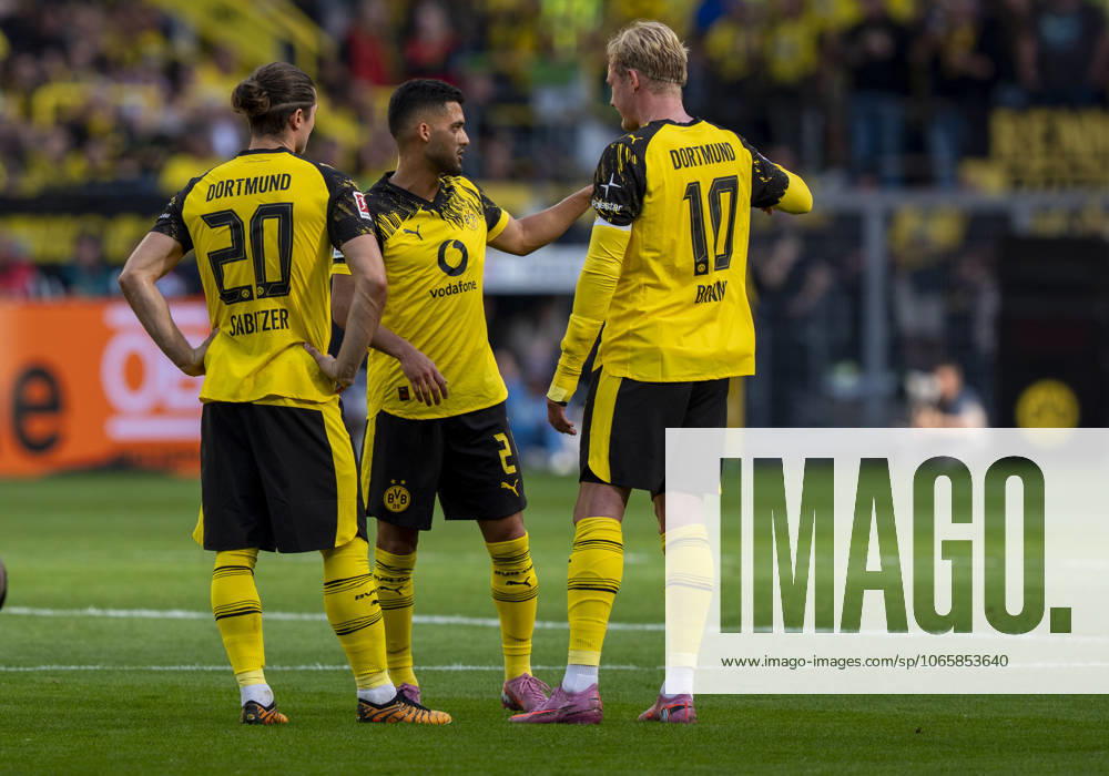 Marcel SABITZER (Borussia Dortmund, 20), Yan COUTO (Borussia Dortmund, 2) und Julian BRANDT (Borussia Dortmund, 10) reden in einer Verletzungsunterbrechung 31.08.2025, Fussball, 1. Bundesliga: Borussia Dortmund - 1. FC Union Berlin in Dortmund, Signal Iduna Park DFL regulations prohibit any use of photographs as image sequences and or quasi-video.