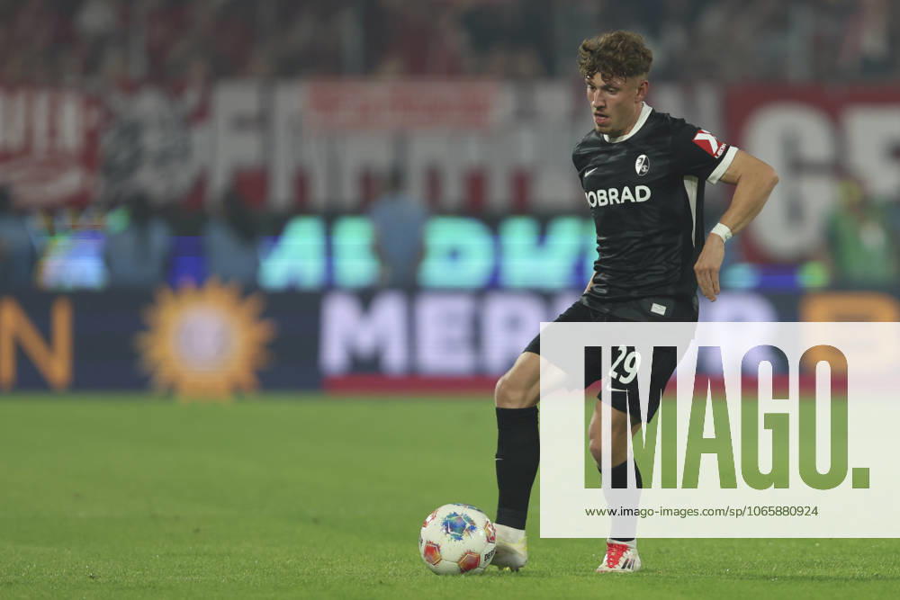 Philipp Treu (SC Freiburg) in Aktion, am Ball, Einzelaktion waehrend des spiels der Bundesliga zwischen 1. FC Köln und Club Freiburg, RheinEnergieSTADION am 31. August 2025 in Köln, Deutschland. (Foto von Oliver Kaelke DeFodi Images) +++ Philipp Treu (SC Freiburg) controls the ball during the Bundesliga match between 1. FC Köln and Sport-Club Freiburg at RheinEnergieSTADION on August 31, 2025 in Köln, Germany. (Photo by Oliver Kaelke DeFodi Images) DFL regulations prohibit any use of photographs as image sequences and or quasi-video. (Photo by Oliver Kaelke DeFodi Images)