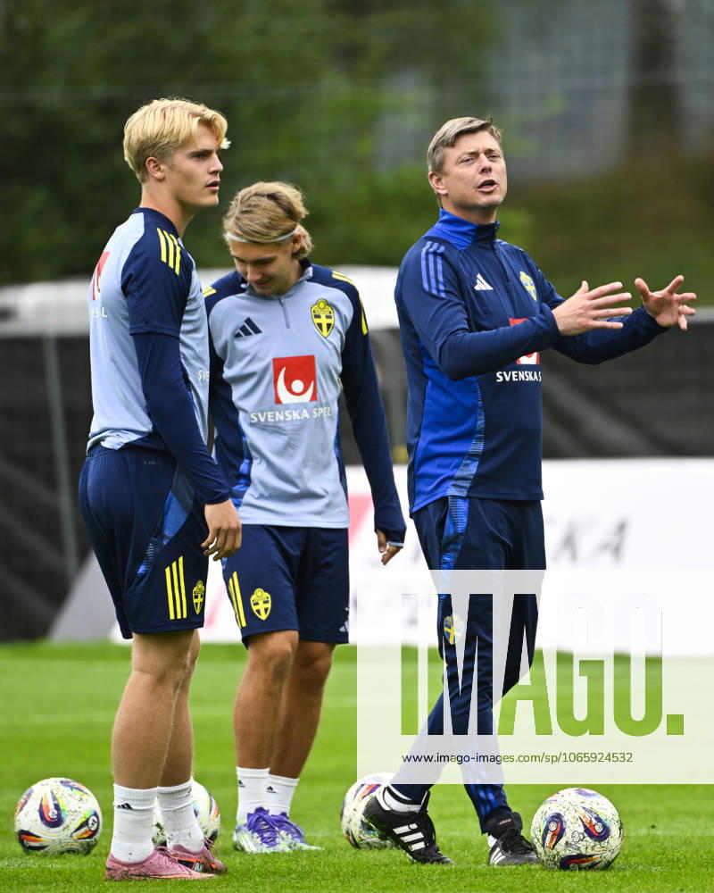 STOCKHOLM, SWEDEN 20250901 Swedish national team, Nationalteam captain Jon Dahl Tomasson and players Lucas Bergvall, Sebastian Nanasi and Anthony Elanga during a training session as the Swedish men s national team gathers for upcoming World Cup qualifiers against Slovenia and Kosovo. STOCKHOLM SWEDEN