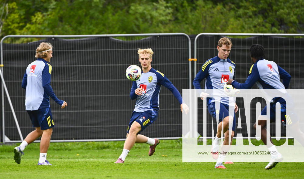 STOCKHOLM, SWEDEN 20250901 Swedish national team, Nationalteam captain Jon Dahl Tomasson and players Lucas Bergvall, Sebastian Nanasi and Anthony Elanga during a training session as the Swedish men s national team gathers for upcoming World Cup qualifiers against Slovenia and Kosovo. STOCKHOLM SWEDEN