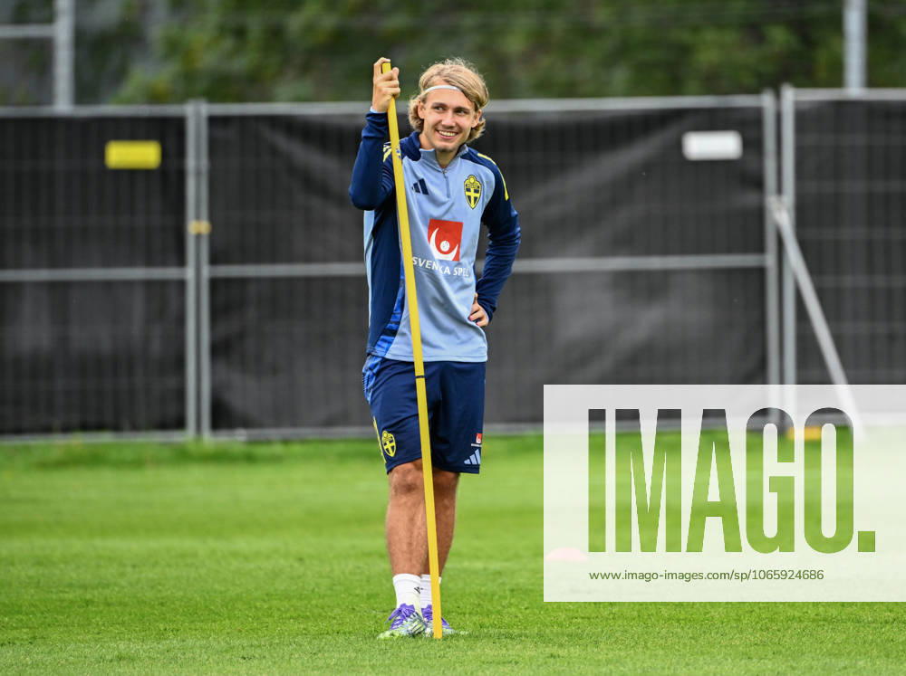 STOCKHOLM, SWEDEN 20250901 Swedish national team, Nationalteam captain Jon Dahl Tomasson and players Lucas Bergvall, Sebastian Nanasi and Anthony Elanga during a training session as the Swedish men s national team gathers for upcoming World Cup qualifiers against Slovenia and Kosovo. STOCKHOLM SWEDEN