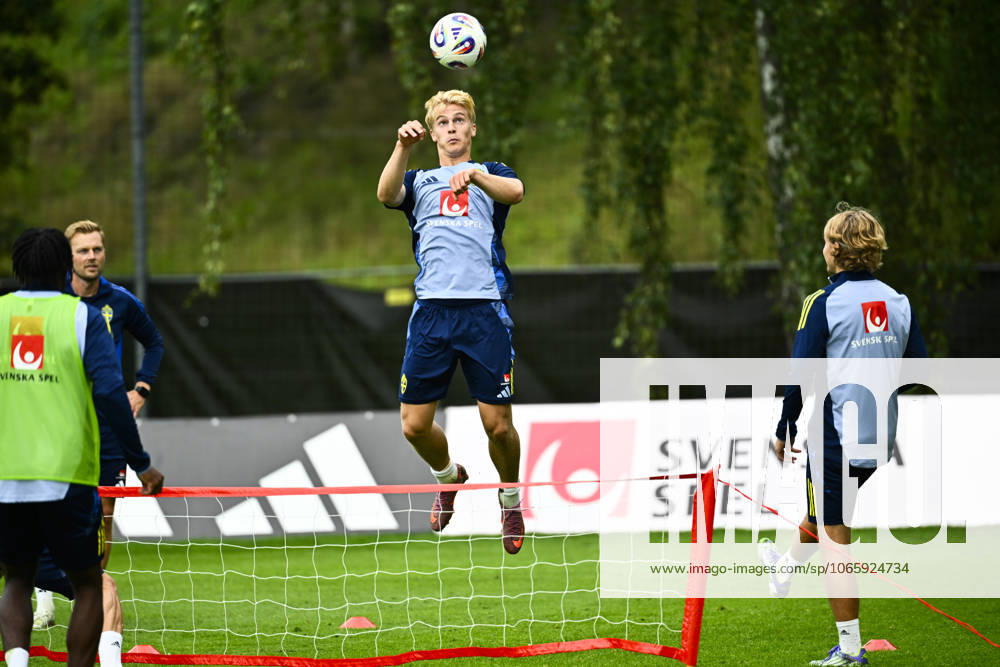 STOCKHOLM, SWEDEN 20250901 Swedish national team, Nationalteam captain Jon Dahl Tomasson and players Lucas Bergvall, Sebastian Nanasi and Anthony Elanga during a training session as the Swedish men s national team gathers for upcoming World Cup qualifiers against Slovenia and Kosovo. STOCKHOLM SWEDEN