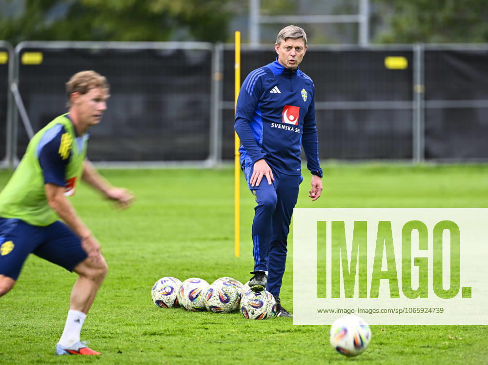 STOCKHOLM, SWEDEN 20250901 Swedish national team, Nationalteam captain Jon Dahl Tomasson and players Lucas Bergvall, Sebastian Nanasi and Anthony Elanga during a training session as the Swedish men s national team gathers for upcoming World Cup qualifiers against Slovenia and Kosovo. STOCKHOLM SWEDEN