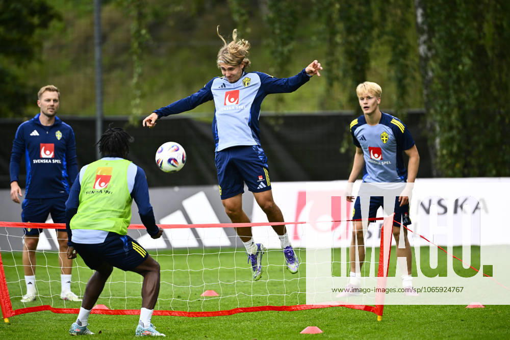 STOCKHOLM, SWEDEN 20250901 Swedish national team, Nationalteam captain Jon Dahl Tomasson and players Lucas Bergvall, Sebastian Nanasi and Anthony Elanga during a training session as the Swedish men s national team gathers for upcoming World Cup qualifiers against Slovenia and Kosovo. STOCKHOLM SWEDEN