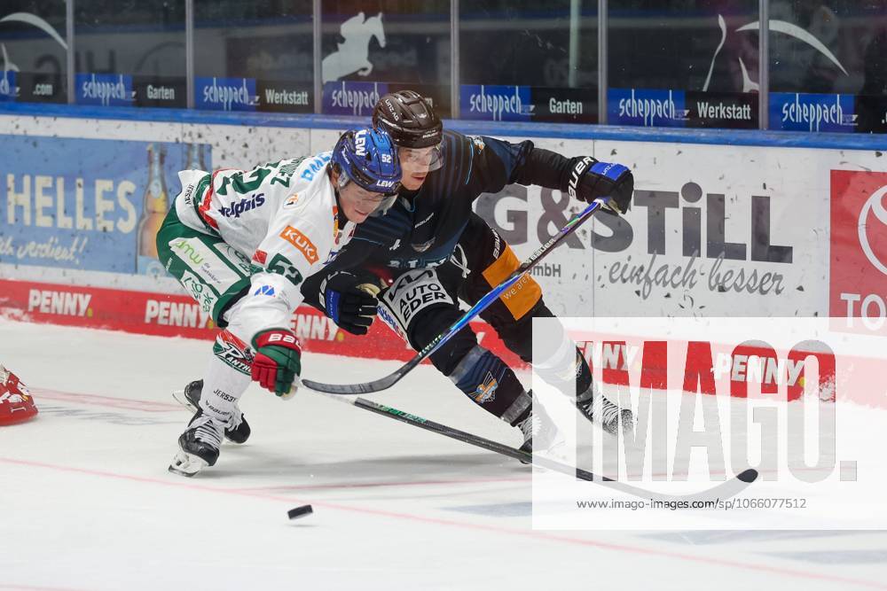 Im Zweikampf, Aktion, mit Enrico Henriquez-Morales 52 (Augsburger Panther), Augsburger Panther vs. Steinbach Black Wings Linz, Testspiel, Eishockey, 05.09.2025 Augsburg Bayern Deutschland