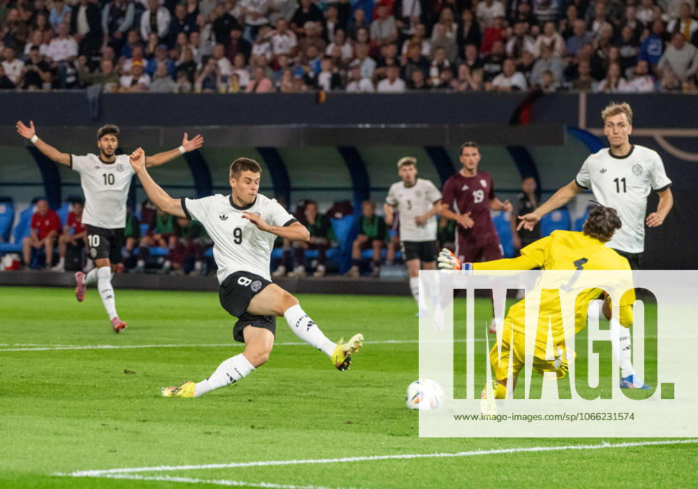 Fußball, Nachwuchs, Saison 2025 26, U21, U 21 EM-Qualifikation (Gruppe F 3. Spieltag) in Rostock, Deutschland - Lettland, v. l. Chance Nicolo Tresoldi (U21, Deutschland), Torwart Nikita Parfjonovs, 09.09. 2025,