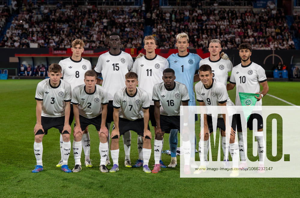 Fußball, Nachwuchs, Saison 2025 26, U21, U 21 EM-Qualifikation (Gruppe F 3. Spieltag) in Rostock, Deutschland - Lettland, Teamfoto Mannschaftsfoto, hinten v. l. Aljoscha Kemlein, Joshua Quarshie, Nelson Weiper, Torwart Mio Backhaus. Finn Jeltsch, Muhammed Damar, vorn v. l., Lukas Ullrich, Elias Baum, Brajan Gruda, Noel Aseko, Nicolo Tresoldi (alle U21, Deutschland), 09.09. 2025,