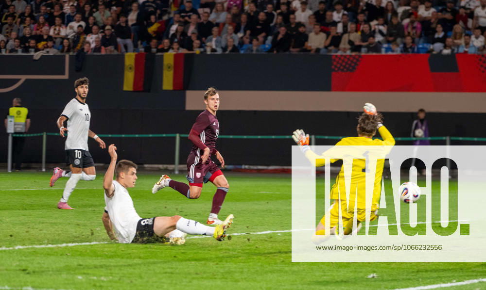Fußball, Nachwuchs, Saison 2025 26, U21, U 21 EM-Qualifikation (Gruppe F 3. Spieltag) in Rostock, Deutschland - Lettland, v. l. Nicolo Tresoldi (U21, Deutschland) erzielt das Tor zum 2:0 gegen Torwart Nikita Parfjonovs, 09.09. 2025,