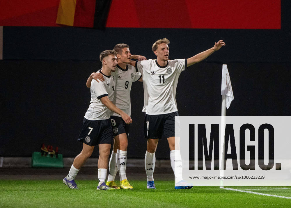 Fußball, Nachwuchs, Saison 2025 26, U21, U 21 EM-Qualifikation (Gruppe F 3. Spieltag) in Rostock, Deutschland - Lettland, v. l. Brajan Gruda (U21, Deutschland), Nicolo Tresoldi (U21, Deutschland), Nelson Weiper (U21, Deutschland), Jubel nach Tor zum 3:0, 09.09. 2025,