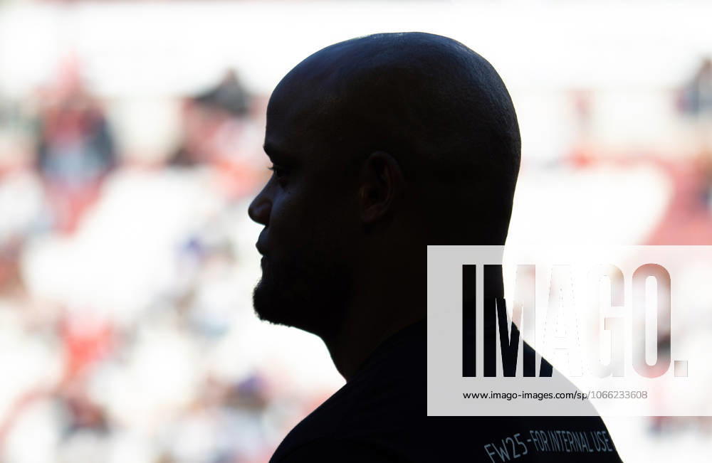 FC Augsburg - FC Bayern München Deutschland, Augsburg, 30.08.2025, Fussball, Bundesliga, FC Augsburg - FC Bayern München (2:3): Vincent Kompany (Trainer FC Bayern München); Feature Schatten Kopf.