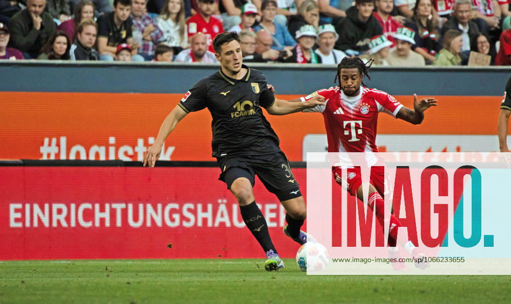 FC Augsburg - FC Bayern München Deutschland, Augsburg, 30.08.2025, Fussball, Bundesliga, FC Augsburg - FC Bayern München (2:3): v.l. Keven Schlotterbeck (FC Augsburg), Michael Olise (FC Bayern München).