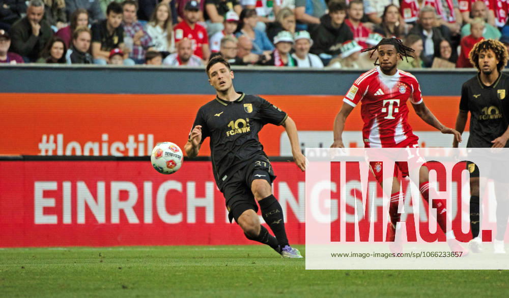 FC Augsburg - FC Bayern München Deutschland, Augsburg, 30.08.2025, Fussball, Bundesliga, FC Augsburg - FC Bayern München (2:3): v.l. Keven Schlotterbeck (FC Augsburg), Michael Olise (FC Bayern München).