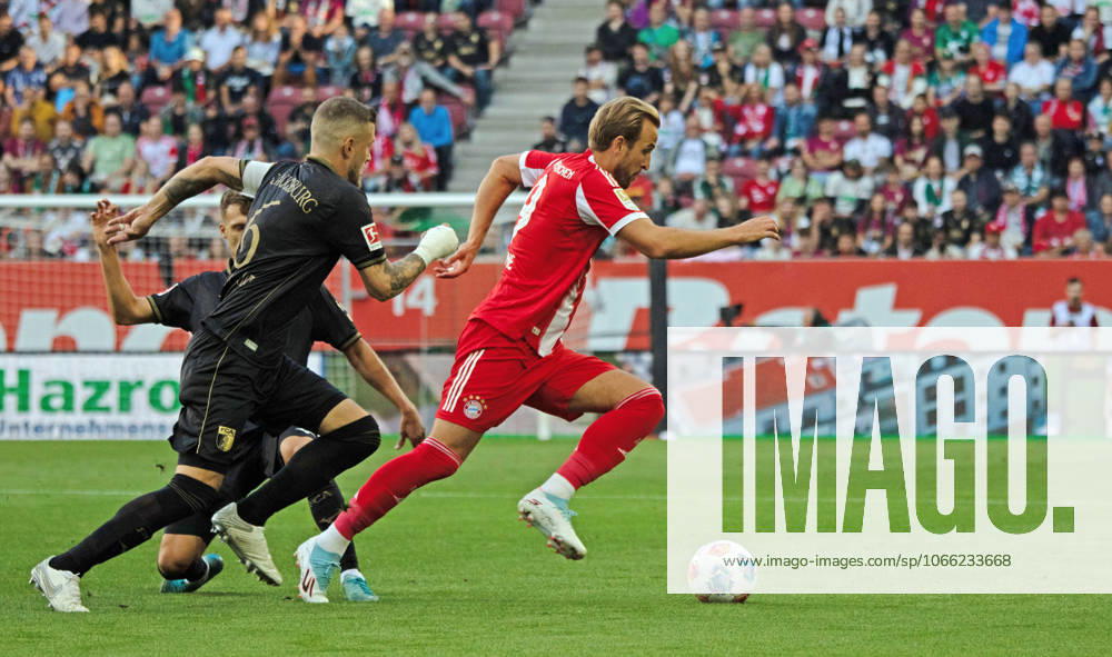 FC Augsburg - FC Bayern München Deutschland, Augsburg, 30.08.2025, Fussball, Bundesliga, FC Augsburg - FC Bayern München (2:3): v.l. Jeffrey Gouweleeuw (FC Augsburg), Harry Kane (FC Bayern München).