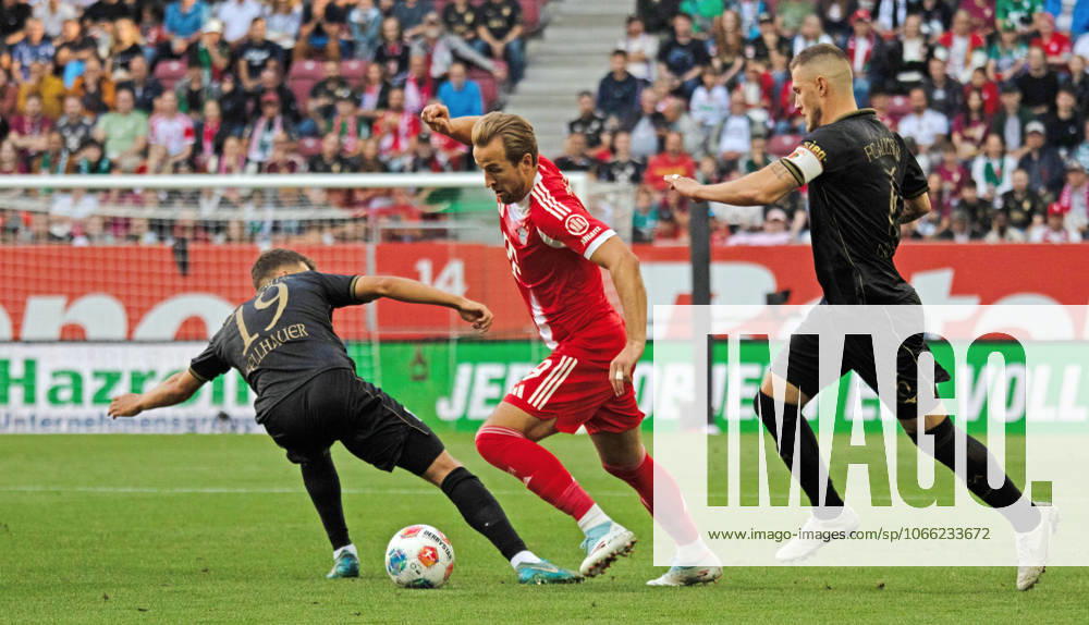 FC Augsburg - FC Bayern München Deutschland, Augsburg, 30.08.2025, Fussball, Bundesliga, FC Augsburg - FC Bayern München (2:3): v.l. Robin Fellhauer (FC Augsburg), Harry Kane (FC Bayern München), Jeffrey Gouweleeuw (FC Augsburg).