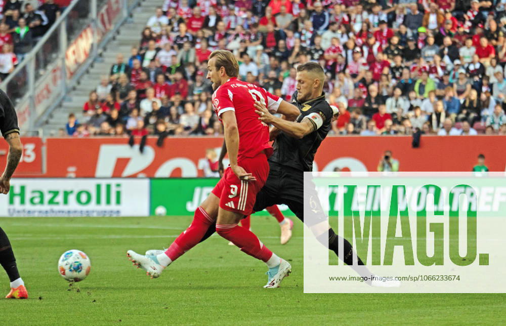FC Augsburg - FC Bayern München Deutschland, Augsburg, 30.08.2025, Fussball, Bundesliga, FC Augsburg - FC Bayern München (2:3): v.l. Harry Kane (FC Bayern München), Jeffrey Gouweleeuw (FC Augsburg).