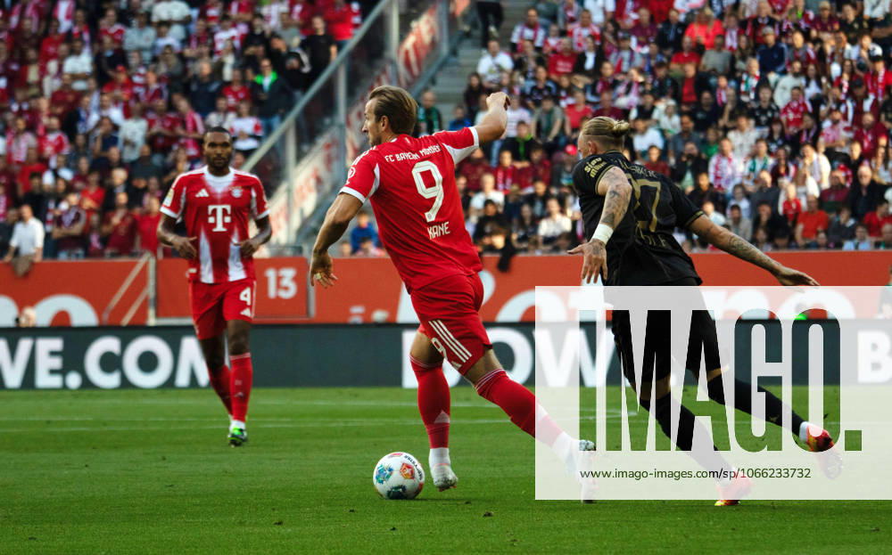FC Augsburg - FC Bayern München Deutschland, Augsburg, 30.08.2025, Fussball, Bundesliga, FC Augsburg - FC Bayern München (2:3): v.l. Harry Kane (FC Bayern München), Marius Wolf (FC Augsburg).