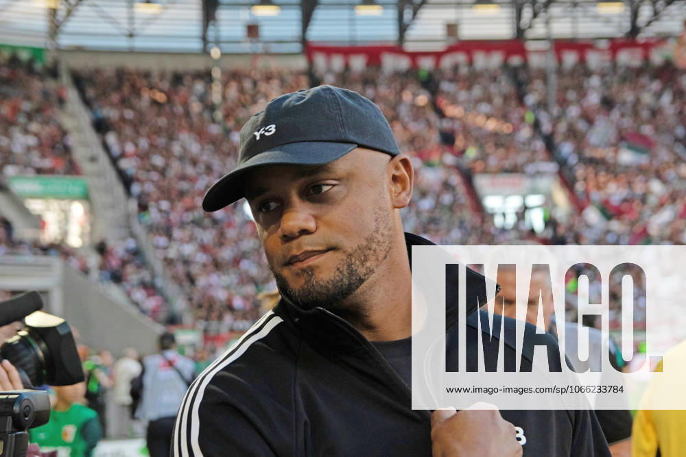FC Augsburg - FC Bayern München Deutschland, Augsburg, 30.08.2025, Fussball, Bundesliga, FC Augsburg - FC Bayern München (2:3): Vincent Kompany (Trainer FC Bayern München); Feature Schatten Kopf.