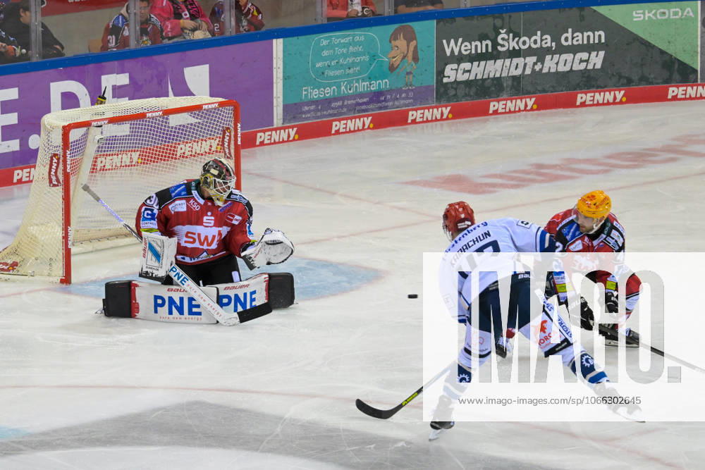 Alexander Karachun (Schwenninger Wild Wings 47)auf dem Weg zu seinem 1:1 , Fischtown Pinguins - Schwenninger Wild Wings, Eishockey, Deutsche Eishockey Liga, DEL, 12.09.2025 Bremerhaven Bremen Deutschland