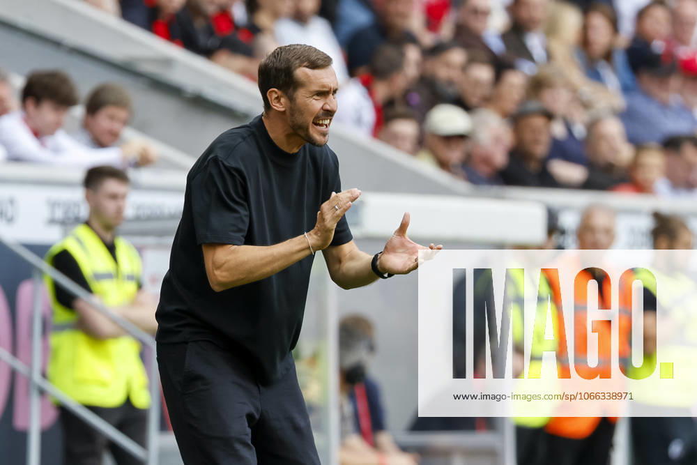 Julian Schuster (SC Freiburg, Trainer) , Deutschland, Fussball, 1. Bundesliga, 3.Spieltag, 2025 2026, SC Freiburg vs. VfB Stuttgart, 13.09.2025, Europa-Park Stadion, Freiburg im Breisgau, Deutschland Freiburg im Breisgau Europa-Park Stadion Baden-Württemberg Deutschland
