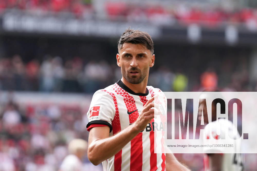 Vincenzo Grifo (SC Freiburg, 32) , Deutschland, Fussball, 1. Bundesliga, 3.Spieltag, 2025 2026, SC Freiburg vs. VfB Stuttgart, 13.09.2025, Europa-Park Stadion, Freiburg, Deutschland DFL REGULATIONS PROHIBIT ANY USE OF PHOTOGRAPHS AS IMAGE SEQUENCES AND OR QUASI-VIDEO. Freiburg Europa-Park Stadion Baden-Württemberg Deutschland