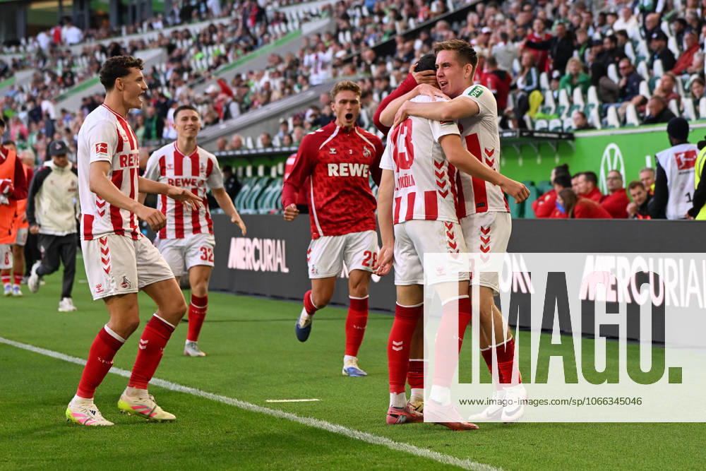 Isak Johannesson (1. FC Koeln) Torjubel, jubelt mit seiner Mannschaft nach dem Treffer zum 2:2 waehrend des Spiels der Bundesliga zwischen VfL Wolfsburg und 1. FC Köln, Volkswagen Arena am 13. September 2025 in Wolfsburg, Deutschland. (Foto von Ralf Treese DeFodi Images) +++ Isak Johannesson (1. FC Koeln) celebrates after scoring his teams second goal with teammates during the Bundesliga match between VfL Wolfsburg and 1. FC Köln at Volkswagen Arena on September 13, 2025 in Wolfsburg, Germany. (Photo by Ralf Treese DeFodi Images) DFL regulations prohibit any use of photographs as image sequences and or quasi-video. (Photo by Ralf Treese DeFodi Images)