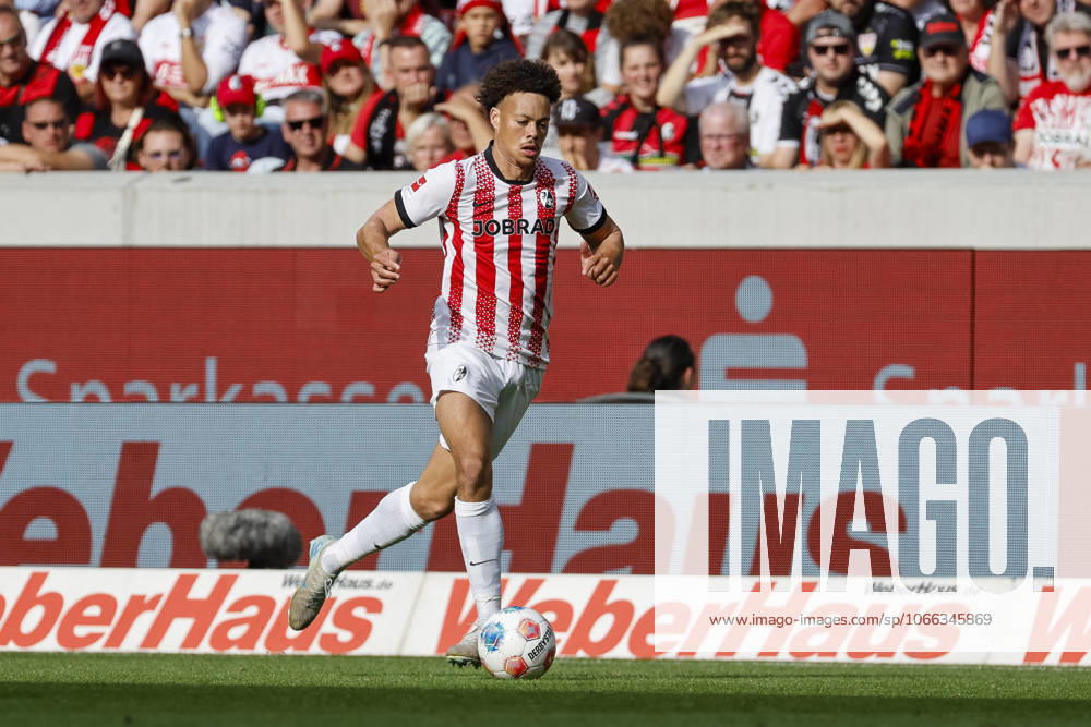 Derry Scherhant (SC Freiburg, 07) am Ball , Deutschland, Fussball, 1. Bundesliga, 3.Spieltag, 2025 2026, SC Freiburg vs. VfB Stuttgart, 13.09.2025, Europa-Park Stadion, Freiburg im Breisgau, Deutschland Freiburg im Breisgau Europa-Park Stadion Baden-Württemberg Deutschland