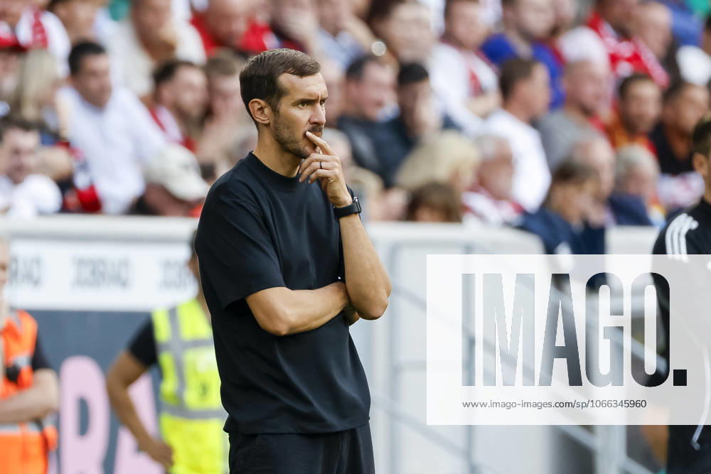 Julian Schuster (SC Freiburg, Trainer) , Deutschland, Fussball, 1. Bundesliga, 3.Spieltag, 2025 2026, SC Freiburg vs. VfB Stuttgart, 13.09.2025, Europa-Park Stadion, Freiburg im Breisgau, Deutschland Freiburg im Breisgau Europa-Park Stadion Baden-Württemberg Deutschland