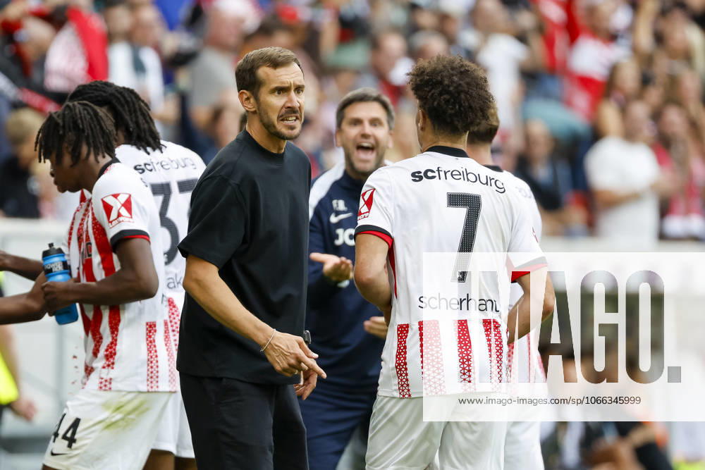 Julian Schuster (SC Freiburg, Trainer) und Derry Scherhant (SC Freiburg, 07) , Deutschland, Fussball, 1. Bundesliga, 3.Spieltag, 2025 2026, SC Freiburg vs. VfB Stuttgart, 13.09.2025, Europa-Park Stadion, Freiburg im Breisgau, Deutschland Freiburg im Breisgau Europa-Park Stadion Baden-Württemberg Deutschland