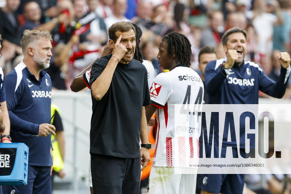 Julian Schuster (SC Freiburg, Trainer) und Johan Manzambi (SC Freiburg, 44) , Deutschland, Fussball, 1. Bundesliga, 3.Spieltag, 2025 2026, SC Freiburg vs. VfB Stuttgart, 13.09.2025, Europa-Park Stadion, Freiburg im Breisgau, Deutschland Freiburg im Breisgau Europa-Park Stadion Baden-Württemberg Deutschland