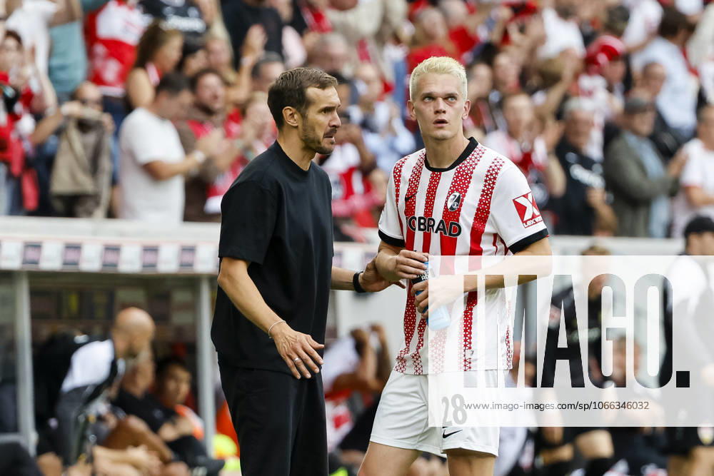 Julian Schuster (SC Freiburg, Trainer) und Matthias Ginter (SC Freiburg, 28) im Dialog , Deutschland, Fussball, 1. Bundesliga, 3.Spieltag, 2025 2026, SC Freiburg vs. VfB Stuttgart, 13.09.2025, Europa-Park Stadion, Freiburg im Breisgau, Deutschland Freiburg im Breisgau Europa-Park Stadion Baden-Württemberg Deutschland