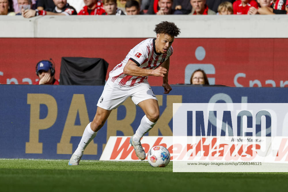 Derry Scherhant (SC Freiburg, 07) am Ball , Deutschland, Fussball, 1. Bundesliga, 3.Spieltag, 2025 2026, SC Freiburg vs. VfB Stuttgart, 13.09.2025, Europa-Park Stadion, Freiburg im Breisgau, Deutschland Freiburg im Breisgau Europa-Park Stadion Baden-Württemberg Deutschland