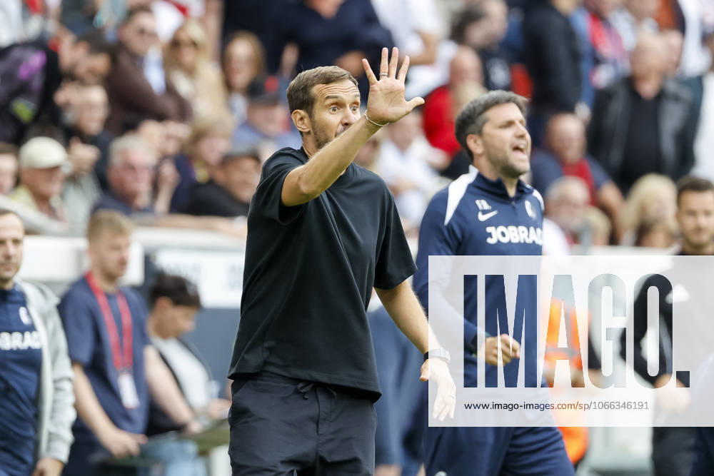 Julian Schuster (SC Freiburg, Trainer) , Deutschland, Fussball, 1. Bundesliga, 3.Spieltag, 2025 2026, SC Freiburg vs. VfB Stuttgart, 13.09.2025, Europa-Park Stadion, Freiburg im Breisgau, Deutschland Freiburg im Breisgau Europa-Park Stadion Baden-Württemberg Deutschland