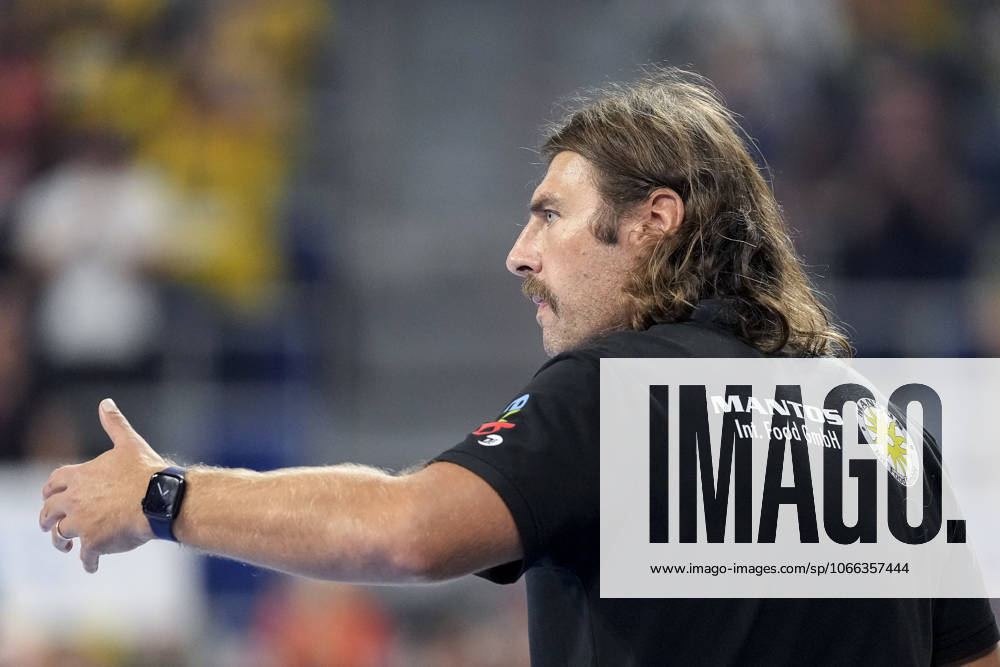 Sebastian Hinze (Trainer, Cheftrainer, ThSV), gibt Anweisungen, gestikuliert, mit den Armen gestikulieren, Einzelbild, Einzelfoto, Aktion, Action, 13.09.2025, Mannheim (Deutschland), Handball, Bundesliga, Rhein-Neckar Löwen - ThSV Eisenach