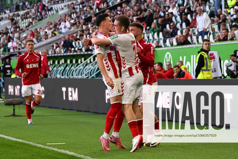 Isak Johannesson (1. FC Koeln) Torjubel, jubelt mit seiner Mannschaft nach dem Treffer zum 2:2 waehrend des Spiels der Bundesliga zwischen VfL Wolfsburg und 1. FC Köln, Volkswagen Arena am 13. September 2025 in Wolfsburg, Deutschland. (Foto von Ralf Treese DeFodi Images) +++ Isak Johannesson (1. FC Koeln) celebrates after scoring his teams second goal with teammates during the Bundesliga match between VfL Wolfsburg and 1. FC Köln at Volkswagen Arena on September 13, 2025 in Wolfsburg, Germany. (Photo by Ralf Treese DeFodi Images) DFL regulations prohibit any use of photographs as image sequences and or quasi-video. (Photo by Ralf Treese DeFodi Images)