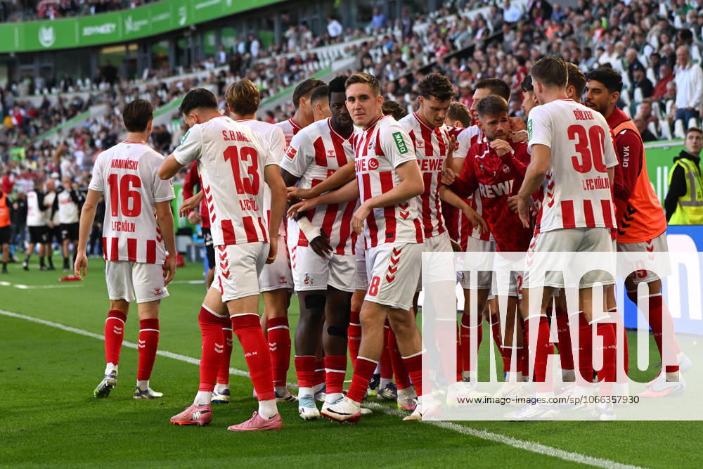 Isak Johannesson (1. FC Koeln) Torjubel, jubelt mit seiner Mannschaft nach dem Treffer zum 2:2 waehrend des Spiels der Bundesliga zwischen VfL Wolfsburg und 1. FC Köln, Volkswagen Arena am 13. September 2025 in Wolfsburg, Deutschland. (Foto von Ralf Treese DeFodi Images) +++ Isak Johannesson (1. FC Koeln) celebrates after scoring his teams second goal with teammates during the Bundesliga match between VfL Wolfsburg and 1. FC Köln at Volkswagen Arena on September 13, 2025 in Wolfsburg, Germany. (Photo by Ralf Treese DeFodi Images) DFL regulations prohibit any use of photographs as image sequences and or quasi-video. (Photo by Ralf Treese DeFodi Images)