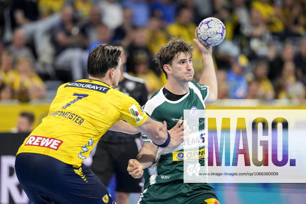 V.li.: Robert Timmermeister (RNL, 7), Stephan Seitz (ThSV, 44), Zweikampf, Spielszene, Duell, duel, tackle, tackling, Dynamik, Action, Aktion, 13.09.2025, Mannheim (Deutschland), Handball, Bundesliga, Rhein-Neckar Löwen - ThSV Eisenach