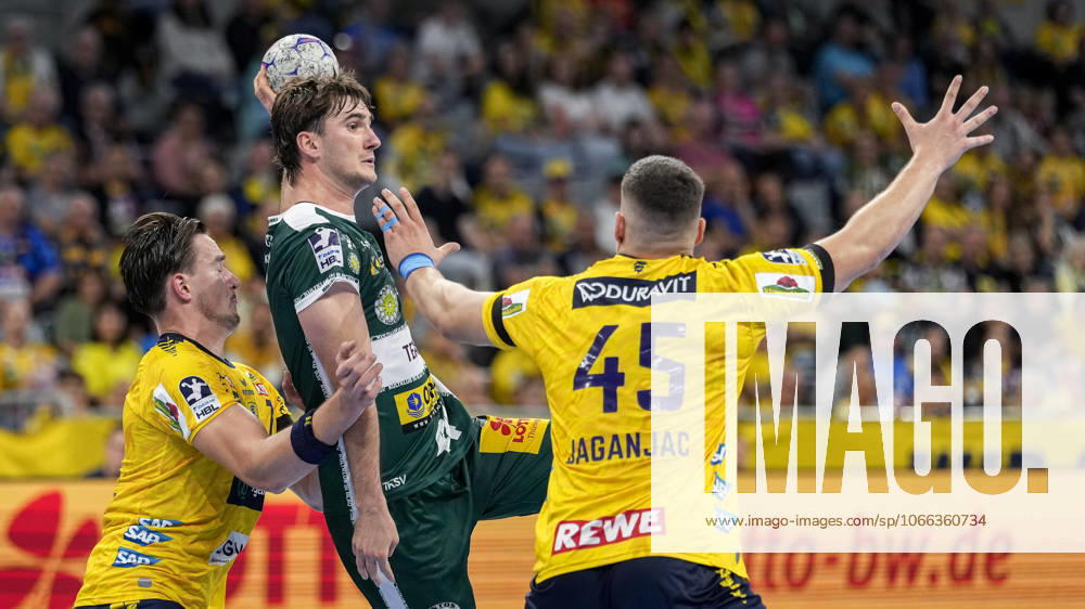 V.li.: Robert Timmermeister (RNL, 7), Stephan Seitz (ThSV, 44), Halil Jaganjac (RNL, 45), Zweikampf, Spielszene, Duell, duel, tackle, tackling, Dynamik, Action, Aktion, 13.09.2025, Mannheim (Deutschland), Handball, Bundesliga, Rhein-Neckar Löwen - ThSV Eisenach