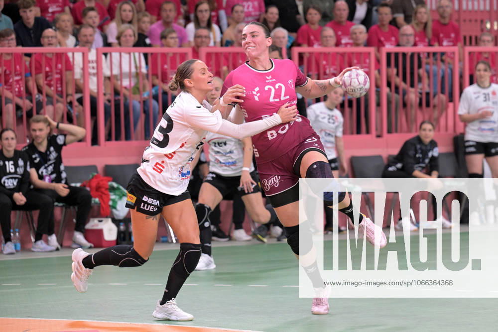 Gabriela Clausson Bitolo (TusSies Metzingen, 22) gegen Silje Brons Petersen (BSV Sachsen Zwickau, 23) TusSies Metzingen vs. BSV Sachsen Zwickau, Handball, Alsco HBF, 3.Ligaspieltag, Saison 2025 2026, 13.09.2025 TusSies Metzingen vs. BSV Sachsen Zwickau, Handball, Alsco HBF, 3.Ligaspieltag, Saison 2025 2026, 13.09.2025 Tuebingen