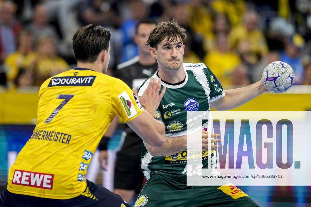 V.li.: Robert Timmermeister (RNL, 7), Stephan Seitz (ThSV, 44), Zweikampf, Spielszene, Duell, duel, tackle, tackling, Dynamik, Action, Aktion, 13.09.2025, Mannheim (Deutschland), Handball, Bundesliga, Rhein-Neckar Löwen - ThSV Eisenach
