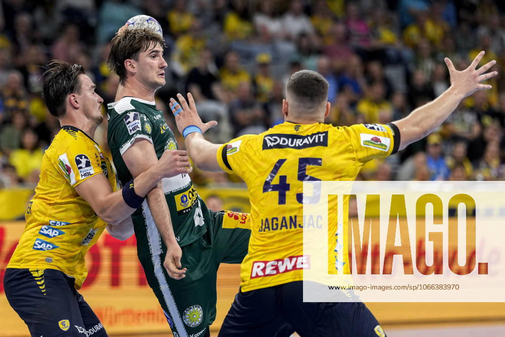 V.li.: Robert Timmermeister (RNL, 7), Stephan Seitz (ThSV, 44), Halil Jaganjac (RNL, 45), Zweikampf, Spielszene, Duell, duel, tackle, tackling, Dynamik, Action, Aktion, 13.09.2025, Mannheim (Deutschland), Handball, Bundesliga, Rhein-Neckar Löwen - ThSV Eisenach