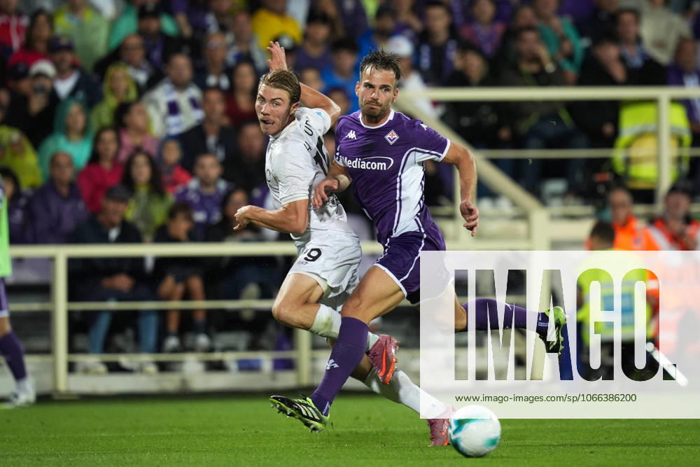 Napoli s Rasmus Hojlund fights for the ball with FiorentinaÕs Marin Pongracic during the Serie A soccer match between Fiorentina and Napoli at the Artemio Franchi Stadium in Florence, north Italy - Saturday, September 13, 2025 -